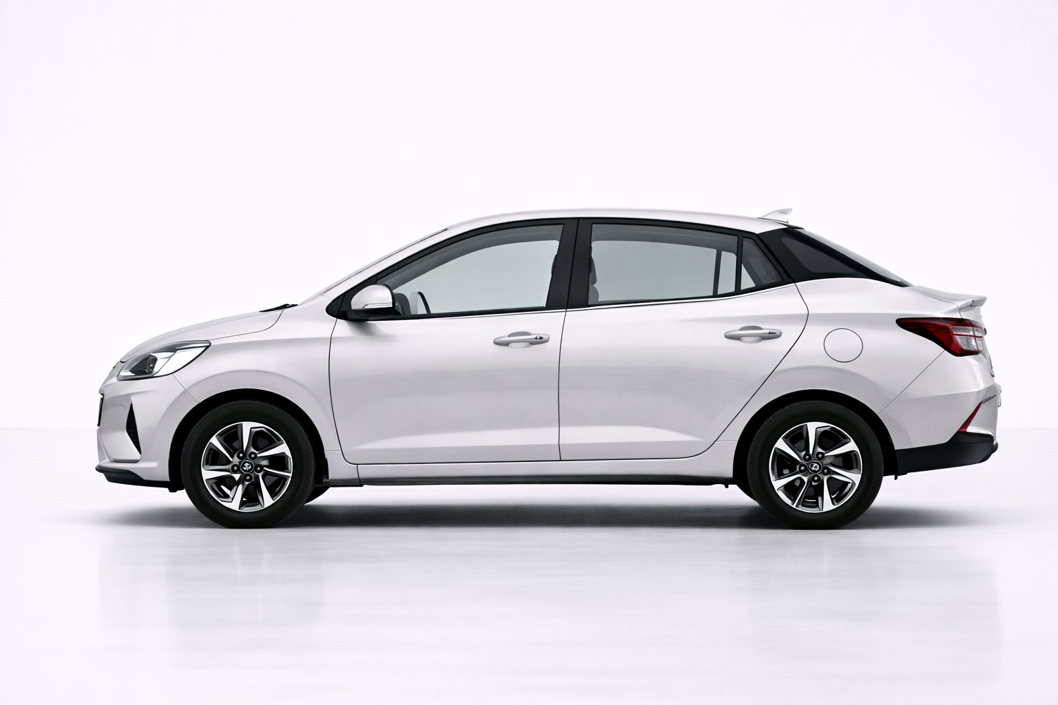 Hyundai Aura side view showcasing its smooth body lines, aerodynamic profile, and stylish compact sedan design.